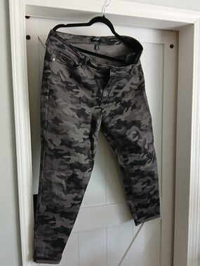 Nine West Gray Camouflage Straight Leg Pants